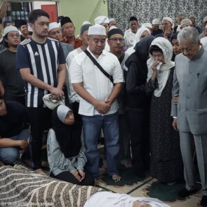 Mahathir Mohamad Instagram - 𝐇𝐀𝐉𝐈 𝐈𝐒𝐌𝐀𝐈𝐋 𝐁𝐈𝐍 𝐌𝐀𝐍𝐀𝐅
‎ 
‎1.   Hari ini saya berasa sangat sedih. Saya kehilangan seorang kawan baik, pembantu dan penyokong kuat saya yang meninggal dunia pagi tadi. Haji Ismail Manaf telah setia bekerja dengan saya sejak saya jadi Timbalan Perdana Menteri lagi pada tahun 70’an.
‎ 
‎2.   Ismail seorang yang luar biasa kesetiaannya, tidak pernah tidak datang kerja, tidak pernah cuai. Sehingga semalam pun Ismail masih lagi datang bekerja.
‎ 
‎3.   Apabila saya datang pejabat, tak pernah Ismail tiada di pejabat, beliau setia tunggu untuk buat kerja-kerja yang diperlukan. Beliau seorang yang berkhidmat bukan semata-mata untuk mendapat upah tetapi kerana percaya apa yang dia sedang lakukan adalah sesuatu yang baik.
‎ 
‎4.   Semalam Ismail tidak sihat dan sepatutnya bercuti hari ini. Sebelum pulang kami sempat bersalaman. Saya tidak sangka itulah kali terakhir kami berjumpa. Itulah ketentuan Allah SWT, setiap yang hidup pasti akan mati.
‎ 
‎5.   Hari ini Ismail tak tunggu saya lagi. Saya kehilangan seorang pembantu yang ikhlas. Saya amat terasa kehilangan Ismail. 

‎قَالُوا إِنَّا لِلَّهِ وَإِنَّا إِلَيْهِ رَاجِعُون
