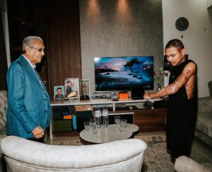 Mahathir Mohamad Instagram - Tidak pernah terjangka untuk menerima kunjungan dari insan hebat hari ini. Terima kasih Tun Dr. Mahathir Mohamad sudi meluangkan masa untuk menziarahi saya sekeluarga 🙏🏻

InsyaAllah, saya akan terus cekal dan berusaha keras untuk kembali suatu hari nanti. Terima kasih semua kerana terus mendoakan ❤️🤲🏻
@chedetofficial