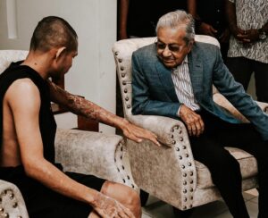 Mahathir Mohamad Instagram - Tidak pernah terjangka untuk menerima kunjungan dari insan hebat hari ini. Terima kasih Tun Dr. Mahathir Mohamad sudi meluangkan masa untuk menziarahi saya sekeluarga 🙏🏻

InsyaAllah, saya akan terus cekal dan berusaha keras untuk kembali suatu hari nanti. Terima kasih semua kerana terus mendoakan ❤️🤲🏻
@chedetofficial