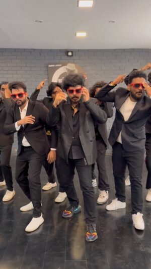Mahesh Subramaniam Instagram - #reels #tamilsongs #tamilcinema #thookudurai #dancereels #kollywood #yogibabu @anburasu.ganesan @ravivarman_rv_dop @actor_balasaravanan @aravind.mvp @choreographer_sridhar @sonymusic_south @dennisfilmzone @vijaytelevision