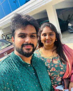 Mahesh Subramaniam Instagram - சொல்லுக்கும் தெரியாமல் சொல்லத்தான்
வந்தேனே சொல்லுக்குள்
அர்த்தம் போல சொல்லாமல்
நின்றேனே

சொல்லுக்கும்
அர்த்ததுக்கும் தூரங்கள்
கிடையாது சொல்லாத
காதல் எல்லாம் சொர்க்கத்தில்
சேராது…. 

#love #newlyweds #husbandandwife #couplegoals #green #festival #familytime #trendingsongs #trending #tamil