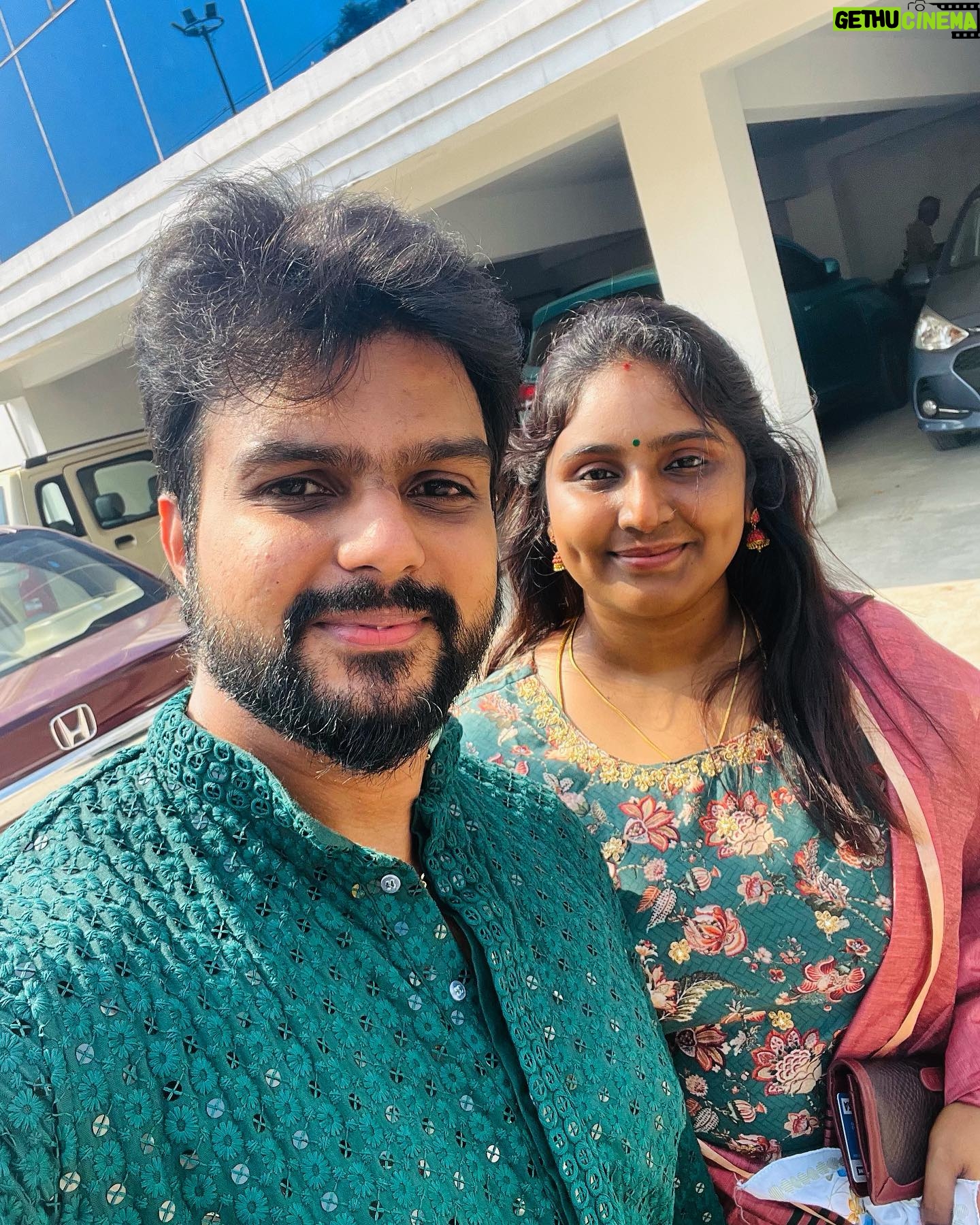 Mahesh Subramaniam - 5.3K Likes - சொல்லுக்கும் தெரியாமல் சொல்லத்தான்
வந்தேனே சொல்லுக்குள்
அர்த்தம் போல சொல்லாமல்
நின்றேனே
சொல்லுக்கும்
அர்த்ததுக்கும் தூரங்கள்
கிடையாது சொல்லாத
காதல் எல்லாம் சொர்க்கத்தில்
சேராது….
#love #newlyweds #husbandandwife #couplegoals #green #festival #familytime #trendingsongs #trending #tamil