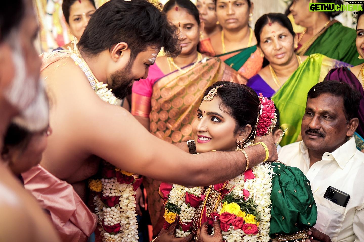 Mahesh Subramaniam - 1.1K Likes - Hey, husband! I still can’t believe that you are my husband now, honestly. But now that you are my husband, I will make this one-month anniversary and the ones to come super memorable for you.
📸- @gk_.photography._
💄- @meticulous_makeovers
💎- @rohinifashionjewellery & @jia_event_managment
👗- @nallisilksarees
Mehandhi - @bridesofsherin
.
.
.
.
.
#pattuwedsladdu #anniversary #wedding #newlyweds #bride #groom #couple #tamil