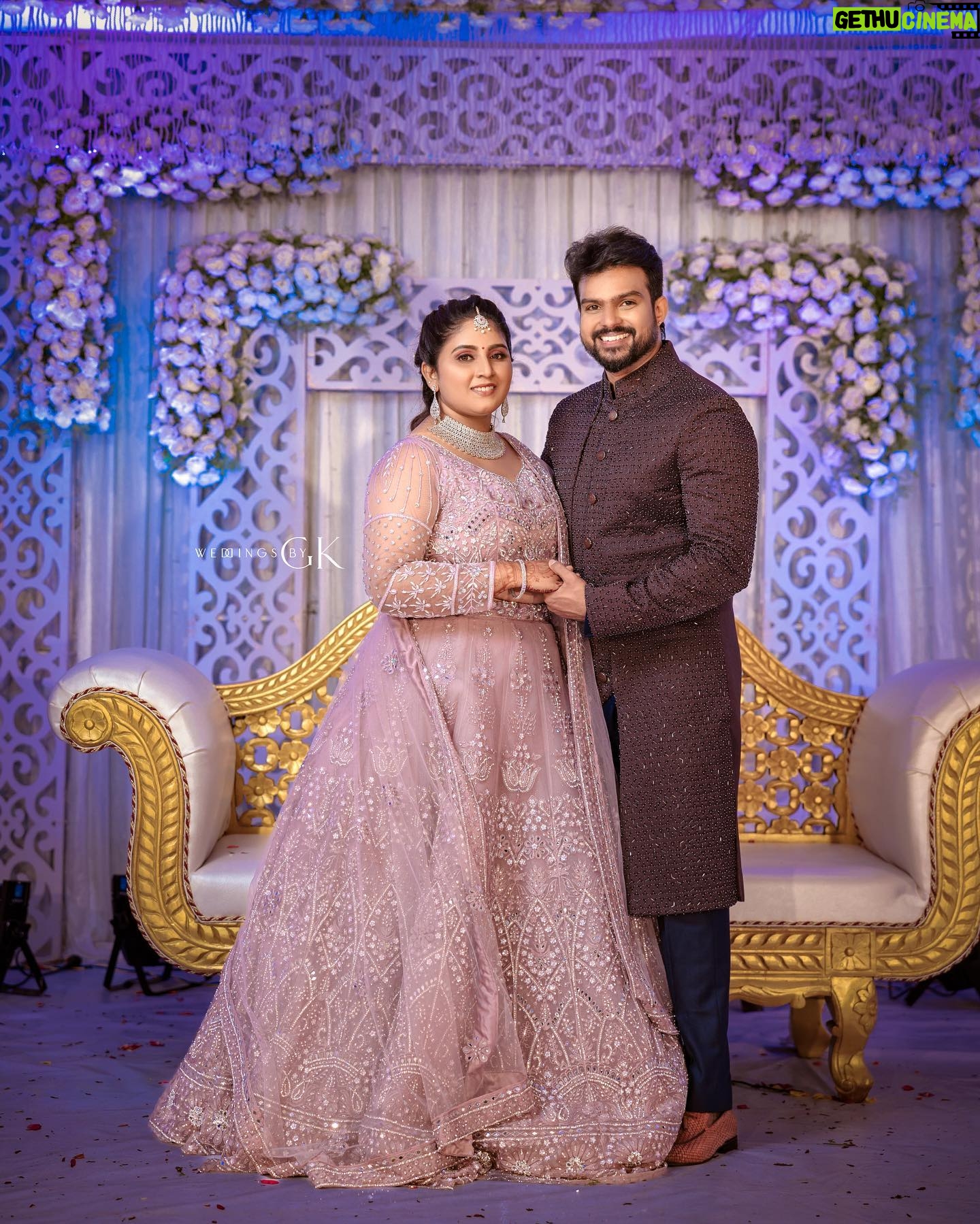 Mahesh Subramaniam - 1.3K Likes - Forever ♾️ ❤️
#pattuwedsladdu
📸 @gk_.photography._
💎 @rohinifashionjewellery
📝 @jia_event_managment
💄 @meticulous_makeovers & @seldonartistry
✋🏻 @bridesofsherin