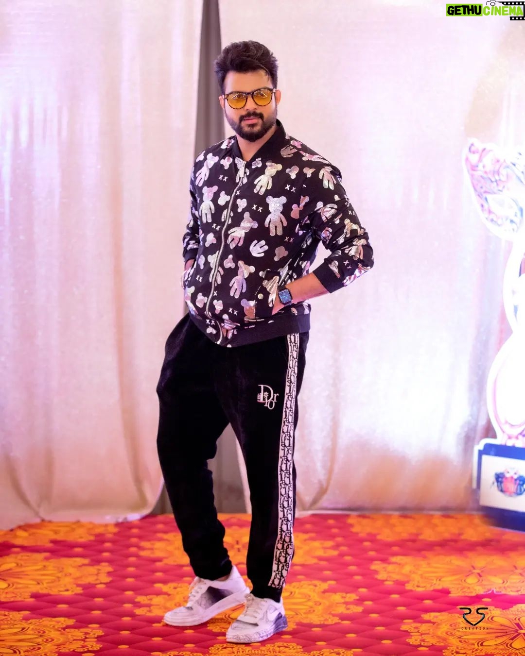Mahesh Subramaniam - 4K Likes - #8th annual vijay television awards🏆@vijaytelevision
.
@rs_creation_official__
.
Model : @mahesh.subramaniam_offl
.
📸@ram_photographer__
.
Mua H @glory_makeup_artist_
.
costume design by @walking_street__official
.
.
.
.
.
#model #love #instagood #photooftheday #cute #fashion #model #me #happy #photography #picoftheday #usa #man #beautiful #style #smile #follow #boys #travel #instagram #summer #fun #cool #handsome #men #followme #fitness