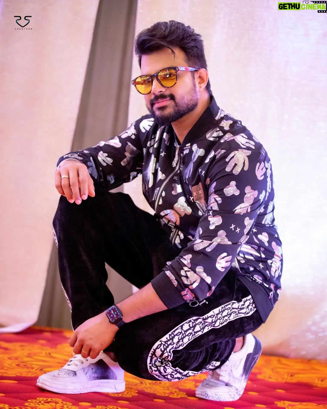 Mahesh Subramaniam - 4K Likes - #8th annual vijay television awards🏆@vijaytelevision
.
@rs_creation_official__
.
Model : @mahesh.subramaniam_offl
.
📸@ram_photographer__
.
Mua H @glory_makeup_artist_
.
costume design by @walking_street__official
.
.
.
.
.
#model #love #instagood #photooftheday #cute #fashion #model #me #happy #photography #picoftheday #usa #man #beautiful #style #smile #follow #boys #travel #instagram #summer #fun #cool #handsome #men #followme #fitness