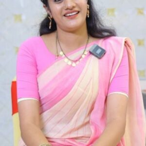 Mahi Maheswari Instagram - Akshara, Aravind la prema parayananiki inni rojulu andaga nilabadina Prekshakulaku maa Dhanyavadhalu🙏🏻🙏🏻 

#RadhammaKuthuru #ZeeTelugu 

@gokul_menon.official @deepthimanne_official @sowmyalatha_official @sirivennela__official @mahi_maheswari_official @artist.nanditha.official @sriyanshi_nandana