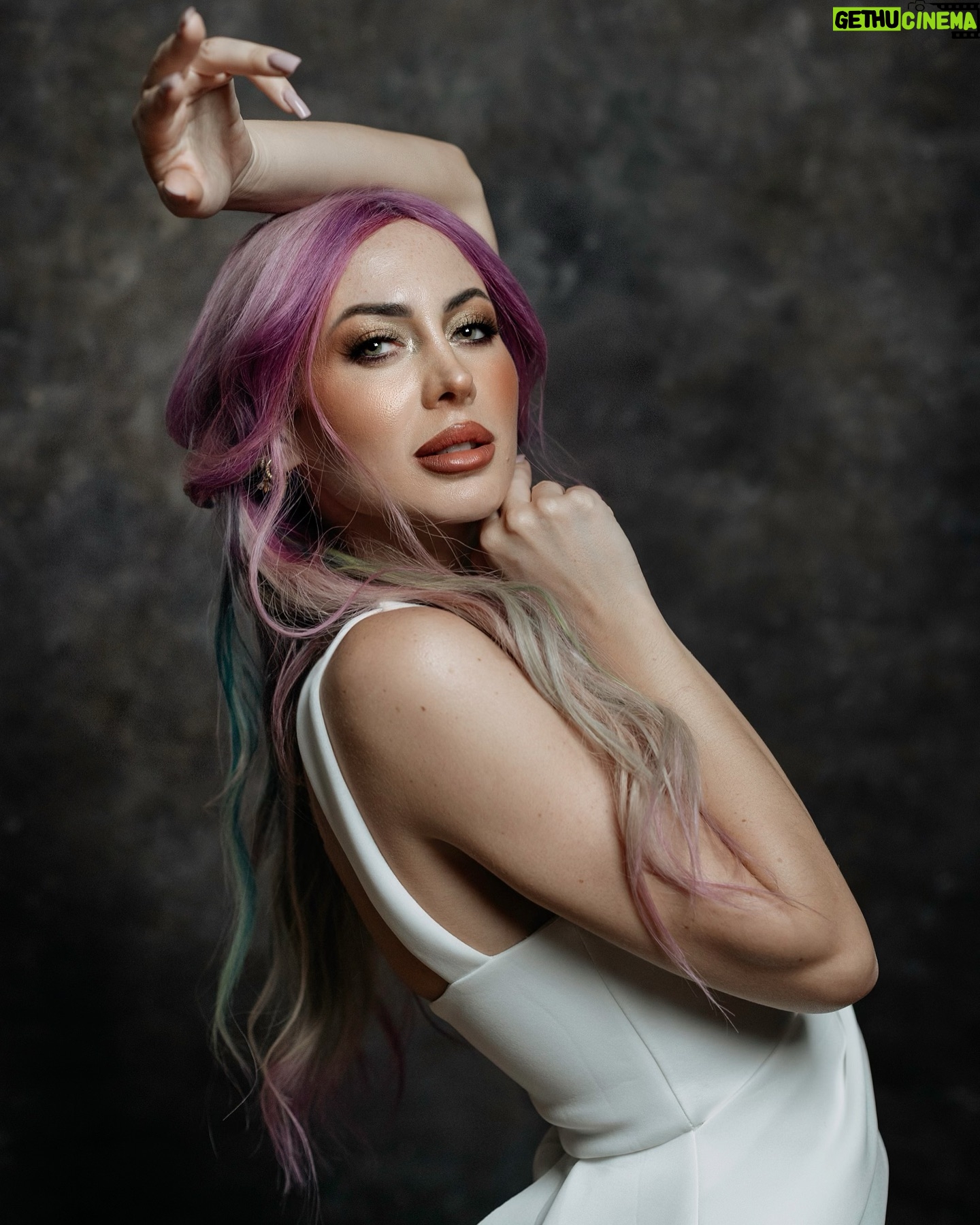 Mahi Masegosa - 2.8K Likes - De las fotografías más lindas que tengo! Hechas en @numenstudiogrx por @numenweddings y @valquiria_musas , y súper linda maquillada por @rousemary_makeup 💖💖💖
En mi Granada querida ! Fue un día increíble del que salieron fotos súper lindas 💖