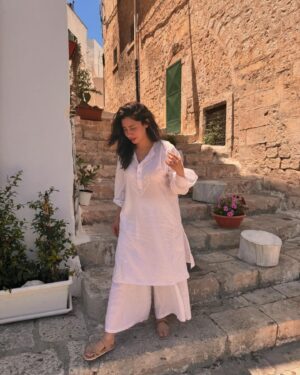 Mahira Khan Instagram - White kurta travels everywhere I tell you 🤷🏻‍♀️

P.S oh and khussas.. and some 👗😉