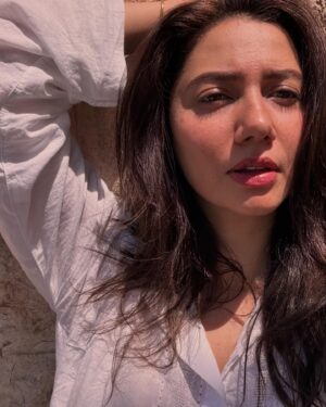 Mahira Khan Instagram - White kurta travels everywhere I tell you 🤷🏻‍♀️

P.S oh and khussas.. and some 👗😉