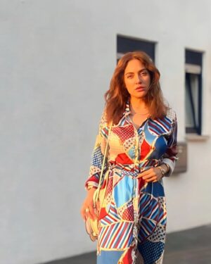Mahnaz Afshar Instagram - 💙 

A woman is like a tea bag; you never know how strong it is until it’s in hot water.
 Eleanor Roosevelt

به آفتاب سلامی دوباره خواهم داد

به جویبار که در من جاری بود

به ابرها که فکرهای طویلم بودند

به رشد دردناک سپیدارهای باغ که با من

از فصل‌های خشک گذر میکردند

به دسته‌های کلاغان

که عطر مزرعه‌های شبانه را

برای من به هدیه میآورند.
Photo by @saliacollection 💋 

##bestrong
#bekind
#photoshoot