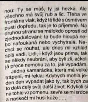 Mahulena Bočanová Instagram - 1990!!!🤣pomooooooóc!!!!Lidé do 40ti let věku by měli mít zákaz mluviti v tisku!!!!🤣Časopis KINO a titul samozřejmě!🤣Myslím,že v té době ještě neexistoval styling a ty další kokotiny zbytečný okolo!🤣To byly časy!🤣V tom tričku jsem normálně spala🤣Nicméně tu hrůzu na hlavě nosim furt,i teď jí mám na palici🤣(nicméně nefotím titul nejprestižnějšího filmového časáku,ale jdeme k sousedum na chajdě grilovat!🤣:)…. @pavelkortan by neměl co žrát!🤣💋Já se vždy malovala a oblékala sama!🤣Když mě upravují prudí mě to dodnes🤣Ale teď už mám tu výhodu,že jsem v pozici kdy řeknu:”Nikam nejdu!🤣”a mám klid:)