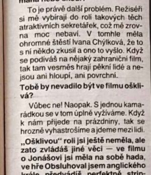Mahulena Bočanová Instagram - 1990!!!🤣pomooooooóc!!!!Lidé do 40ti let věku by měli mít zákaz mluviti v tisku!!!!🤣Časopis KINO a titul samozřejmě!🤣Myslím,že v té době ještě neexistoval styling a ty další kokotiny zbytečný okolo!🤣To byly časy!🤣V tom tričku jsem normálně spala🤣Nicméně tu hrůzu na hlavě nosim furt,i teď jí mám na palici🤣(nicméně nefotím titul nejprestižnějšího filmového časáku,ale jdeme k sousedum na chajdě grilovat!🤣:)…. @pavelkortan by neměl co žrát!🤣💋Já se vždy malovala a oblékala sama!🤣Když mě upravují prudí mě to dodnes🤣Ale teď už mám tu výhodu,že jsem v pozici kdy řeknu:”Nikam nejdu!🤣”a mám klid:)