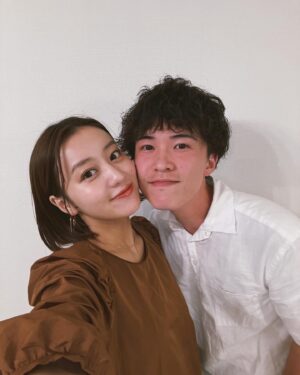 Mai Hagiwara Instagram - 8/1 🫶

出会って4年結婚して3年。

2人でまだ4年かぁ〜なんて話すくらい
日々充実していて濃い時間を一緒に過ごしてるね🌗

結婚することができて幸せって思うことって
日々たくさんあるけど
特に感じる瞬間は、美味しいご飯を一緒にたべて
顔を合わせて美味しい〜って言い合ってる瞬間。

ふと食べた牛丼、朝ご飯、おしゃれなご飯でも
同じタイミングで一緒に美味しいと言い合いながら
食べてる時本当に幸せだなって思います。

その瞬間がお互い幸せと思えるのは
当たり前のようで当たり前じゃないなって😌🙌

これからもどんなことがあっても変わらない
関係でいようね❕

素敵なディナーの予約と
私が大好きなお花の種類が詰まった花束のサプライズ
本当にありがとう🤍

5年目？4年目？もよろしくです🐶🫶

#3rdweddinganniversary 
#biglove