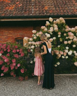 Maja Bohosiewicz Instagram - 🧺 jak te hortensje nas tutaj fascynują! 💗 to takie zdjęcie do rodzinnego albumu i wspominek. To lato w Polsce dopieszcza nas najczulej. 
Winogrona prosto z krzaka, pierogi z jagodami, wspólny spływ kajakami w czystej rzecze, ogniska, gra w kalambury i te hortensje … jakie one są piękne!!!! #mazury