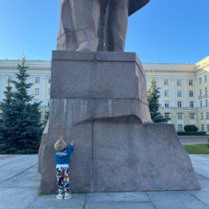Maksim Kiselyov Instagram - Юный почитатель В.И. Ленина. (См. Фото в карусели) Нереально оттащить Тима от этого фундаментального памятника. Нужно проверить и в других наших городах 😉 в Улан-Удэ, наверное, будет вообще невозможно 😅 #бомбаижосткийproduction #максимкиселев #однаждывроссии #триодидиод #квн #тнт #игра #бомбаижосткий