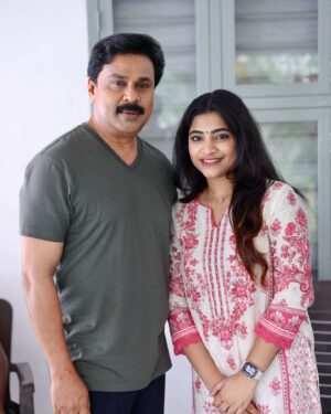 Malavika Sreenath Instagram - The man who made our whole childhood sooo special , entertained and iconic! 🤌🏻🥹🤍 From watching CID Moosa , Kalyanaraman, pandipada , parakumthalika and so much more on screen for all these years to meeting him in person , dreams do come true 🦋