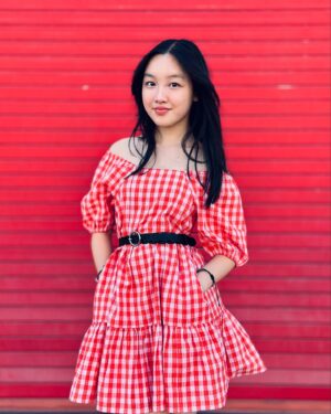 Malea Emma Tjandrawidjaja Instagram - Do you think red is my color? ❤️

Well, if you're not so sure like me, @evsieofficial has all the colors you need for your Summer fit! 🌞

𝘔𝘦𝘯𝘶𝘳𝘶𝘵 𝘬𝘢𝘭𝘪𝘢𝘯, 𝘢𝘬𝘶 𝘤𝘰𝘤𝘰𝘬 𝘱𝘢𝘬𝘦 𝘣𝘢𝘫𝘶 𝘸𝘢𝘳𝘯𝘢 𝘮𝘦𝘳𝘢𝘩 𝘨𝘢𝘬? ❤️

#maleaemma #evsiestyle #ad