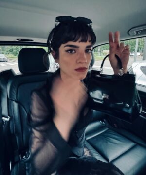 Malena Sánchez Instagram - ✨
Dolce&Gabbana - LADO B
#DGSS25 #Milán
Acá algunas fotitos del back que fuimos sacando nosotres a lo largo del viaje express con @dolcegabbana 
Gracias a toda la gente linda que nos cruzamos, gracias Mati por ser Mati, te amo. 
(Foto 10 ya en chanclas porque una bomba los tacos pero más de 2 horas no aguanto)