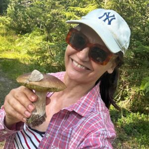 Małgorzata Pieczyńska Instagram - Ten las znam na pamięć . wiem gdzie rosną rydze ,gdzie borowiki, gdzie kurki🍄🍄🍄 Z pustymi rękami nigdy nie wracam. Tym razem to mnóstwo dzikiej mięty i grzyby 👍

#grzybyleśne #wlesie #szwecja🇸🇪 #wakacje2024