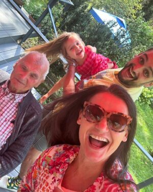 Małgorzata Pieczyńska Instagram - Mój ukochany Tata 01 sierpnia skończył 92 lata ❤️🌹❤️. Przez tydzień zjeżdża się cała rodzina❤️ dosłownie festiwal urodzin👍🎂🥂 Prawnuczka ze swoimi rodzicami z Salwadoru, goście z całej Polski, Szwecji i Szwajcarii. Jak to dobrze być kochanym i lubianym przyjacielem, ojcem, dziadkiem i pradziadkiem 🎂🎂🎂

#rodzinnie❤ #urodziny #rodzinawkomplecie #dziadek