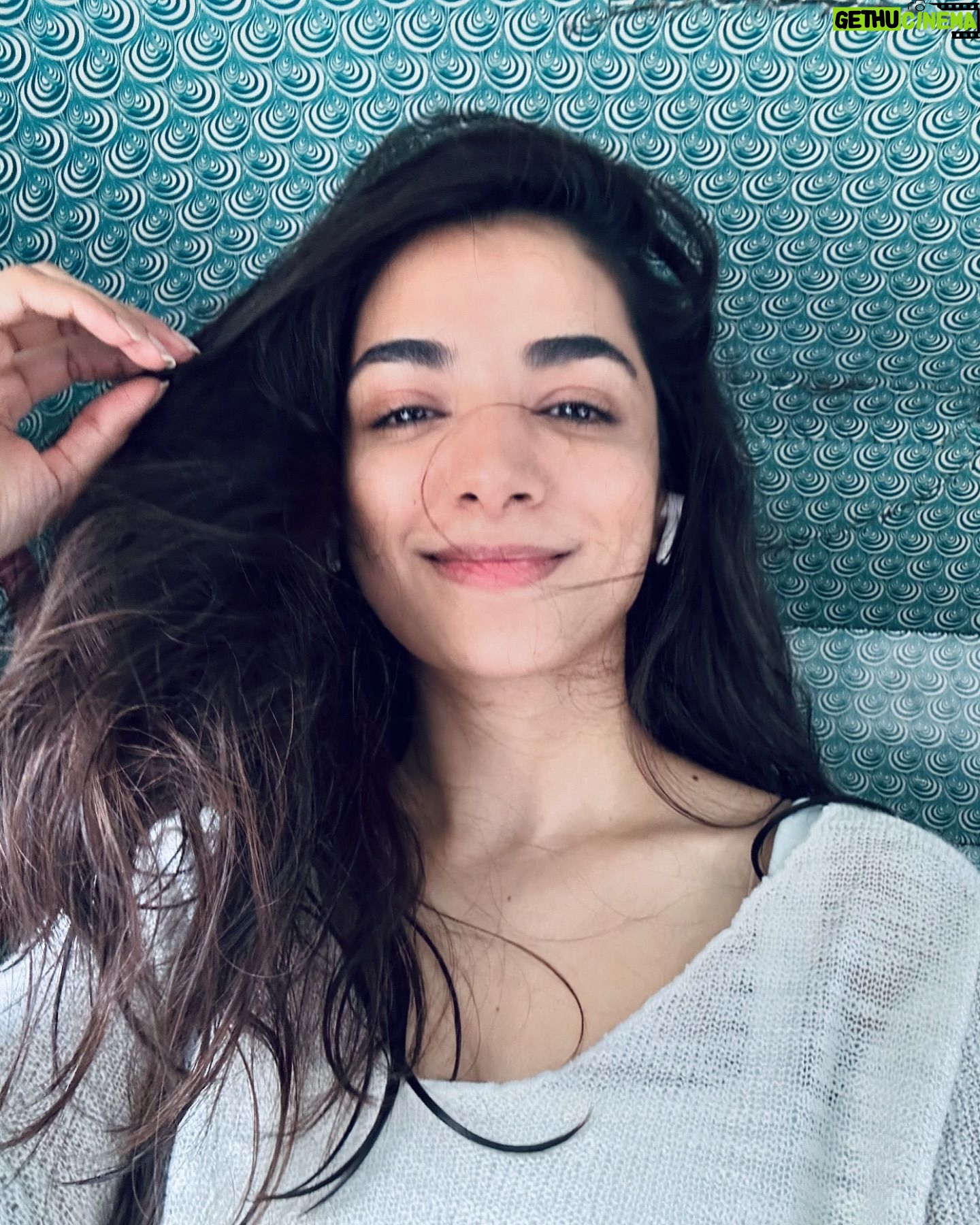Malhaar Rathod - 7.6K Likes - The selfies that never make it to the feed 🤳
last ones my fav 🤓