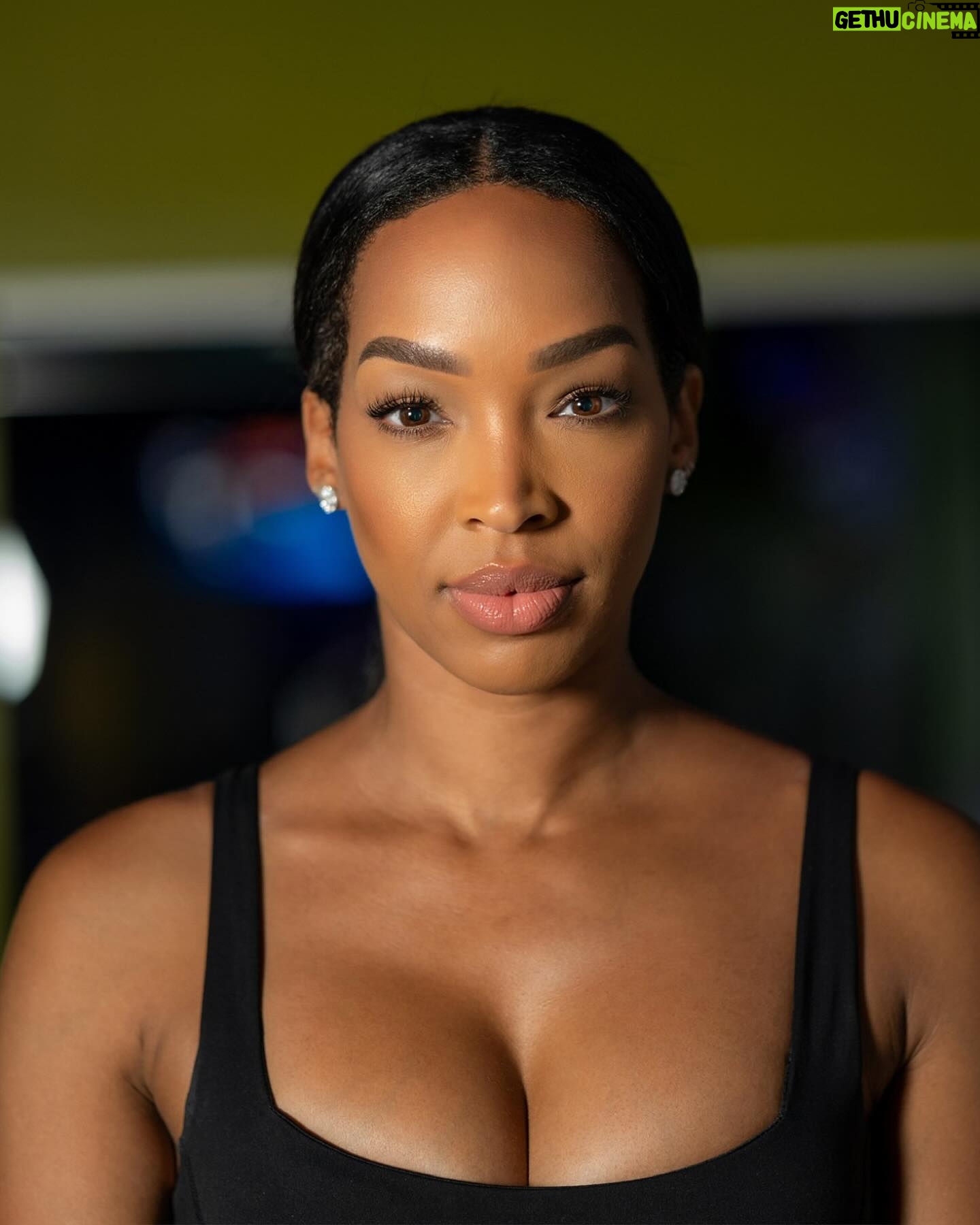 Malika - 3 Likes - Focusing on gratitude and all the many reasons I am so blessed. Life is so challenging but I’m trying my best. Someone needs to hear it, cheer yourself on. 🖤