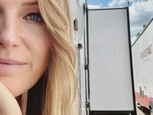 Malin Åkerman Instagram - “Hurry up and wait” is the motto of our business…so I wait…#bts #film #tv #showbiz