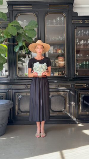 Malin Persson Instagram - Det prunkar i trädgården och buketternas tid är äntligen här! Kål i olika former, vitblommande dahlior tillsammans med kransveronika får sätta snurr på denna första söndagen i augusti! 

@atelier_plier @sezane @floreagarden #malinsflowerspin #cinematic #elegantstyle  #maximalistinteriors #myhyggehome #countryliving #instagramstoryideas #homedecor #kitchendesign #asteteticfilm #seasonpoetry #romanticizeyourlife #hyggehome #skandinavianhome #cozyhome #myhomestyle #homegrownflowers #bukett #dahlia #sezanelovers #sezane