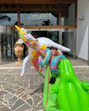 Malú Instagram - Días inolvidables en un lugar de ensueño para niños y mayores… Donde absolutamente todo el mundo se desvive para q disfrutes, te diviertas y te vuelvas a casa como nuevo!! 
Millones de gracias @princesayaiza @byrosahotels 

#princesayaiza #lanzarote #byrosahotels