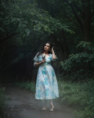 Malvika Nair Instagram - 🌬️🪩🦢
#KrishnamPranayaSakhi #15thAug
#heygagana

💁🏻‍♀️ @sunandini_vijjagiri 
👗  @jasmeofficial.in 
💎  @anyas_2020 
📸  @screamstudiosbyharsha