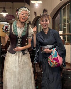 Mami Kumagai Instagram - 夫さんのお供。
二次会にはマインシュロス
フリル着物をザクっと着ました。
ざっくりすぎた。
フリル兵児帯は楽ちんでした。

#熊谷真実
#納涼祭
#浴衣でお出かけ
#ざっくりと
#楽ちん
#フリル着物
#めっちゃ涼しくさらさら
#パールもいいでよ