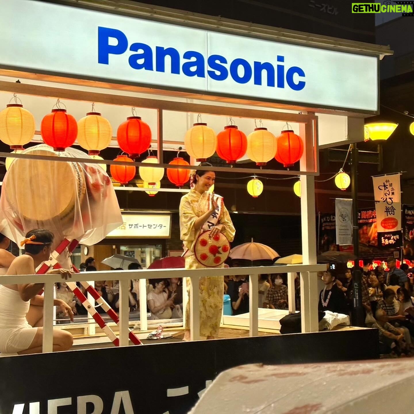 Manami Hashimoto - 6.1K Likes - 産後の初仕事😊
地元山形の大好きなお祭り 花笠祭りにゲストで参加させていただきました😊
産前にキャスティングの方から今回は出産後だから難しいよね?と連絡をいただいていたのですが、いや、ぜひ参加したいですと言って、、
しかし、なかなか娘が産まれてこなくて色々大丈夫か?と思いましたが家族の協力も得て無事終えることができました☺️
来年のお祭りの時はお子達ももう少し大きくなるのでゆっくり帰りたいなぁ💓
#花笠祭り #山形 #大好きなお祭り