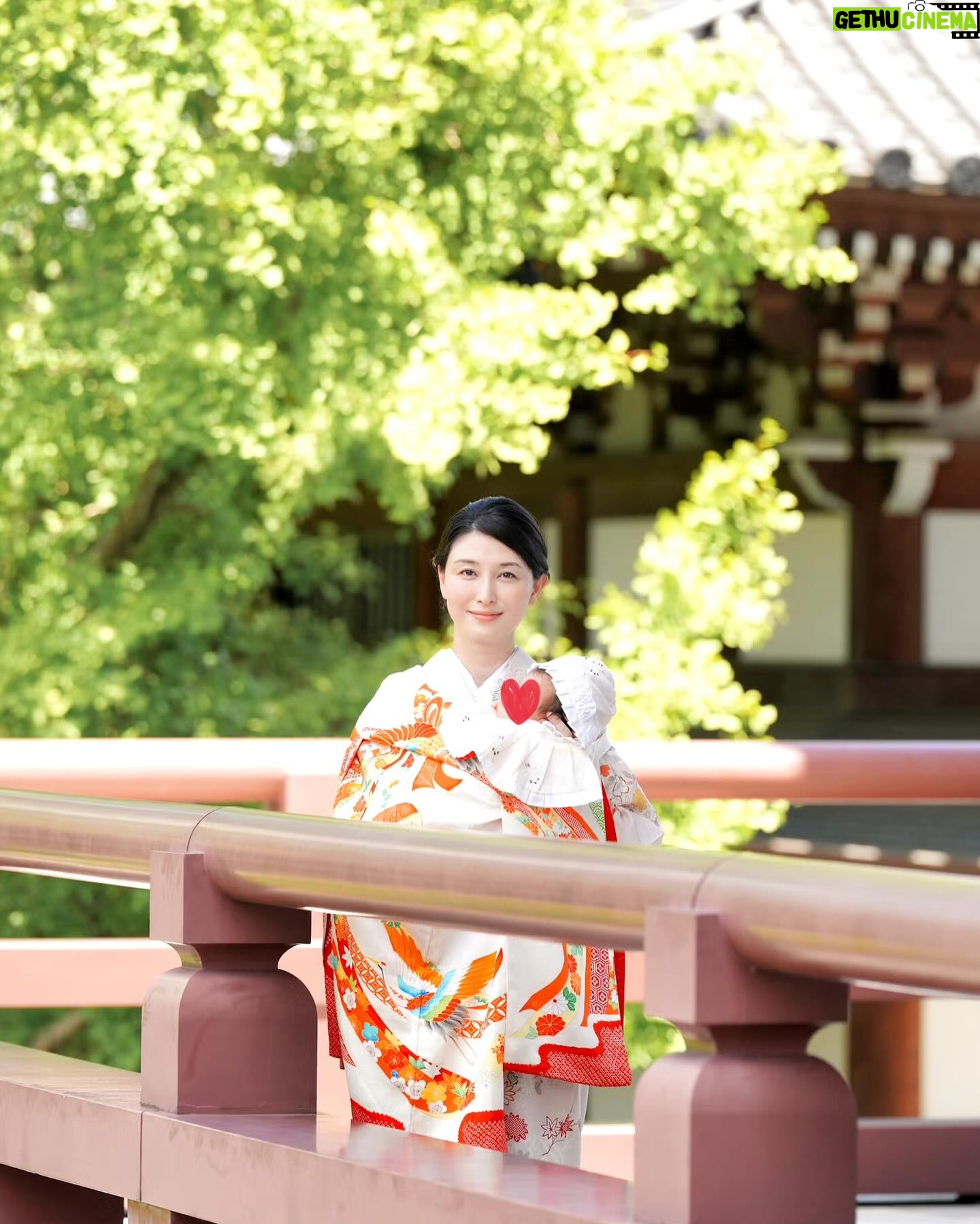 Manami Hashimoto - 12.5K Likes - お宮参り💓
この日もとても暑い日でしたが風もあって過ごしやすかったな。
産着は私が赤ちゃんの頃に祖母に作ってもらったもの。40年ぶりに実家から引っ張り出してきてもらいました🥰(よだれかけには40年前の私のよだれがついてました😅)
こんなに素敵な産着を作ってもらえて天国のおばあちゃんに感謝感謝🥹
健やかに育ちますように🥹
ご祈祷はご縁をいただいたご住職 @zyodoin にやっていただきました🥹とても貴重な時間でした(^ ^)
カメラマンさんはニューボーンフォトでもお世話なった @bebefoto2
今回もありがとうございました💓
