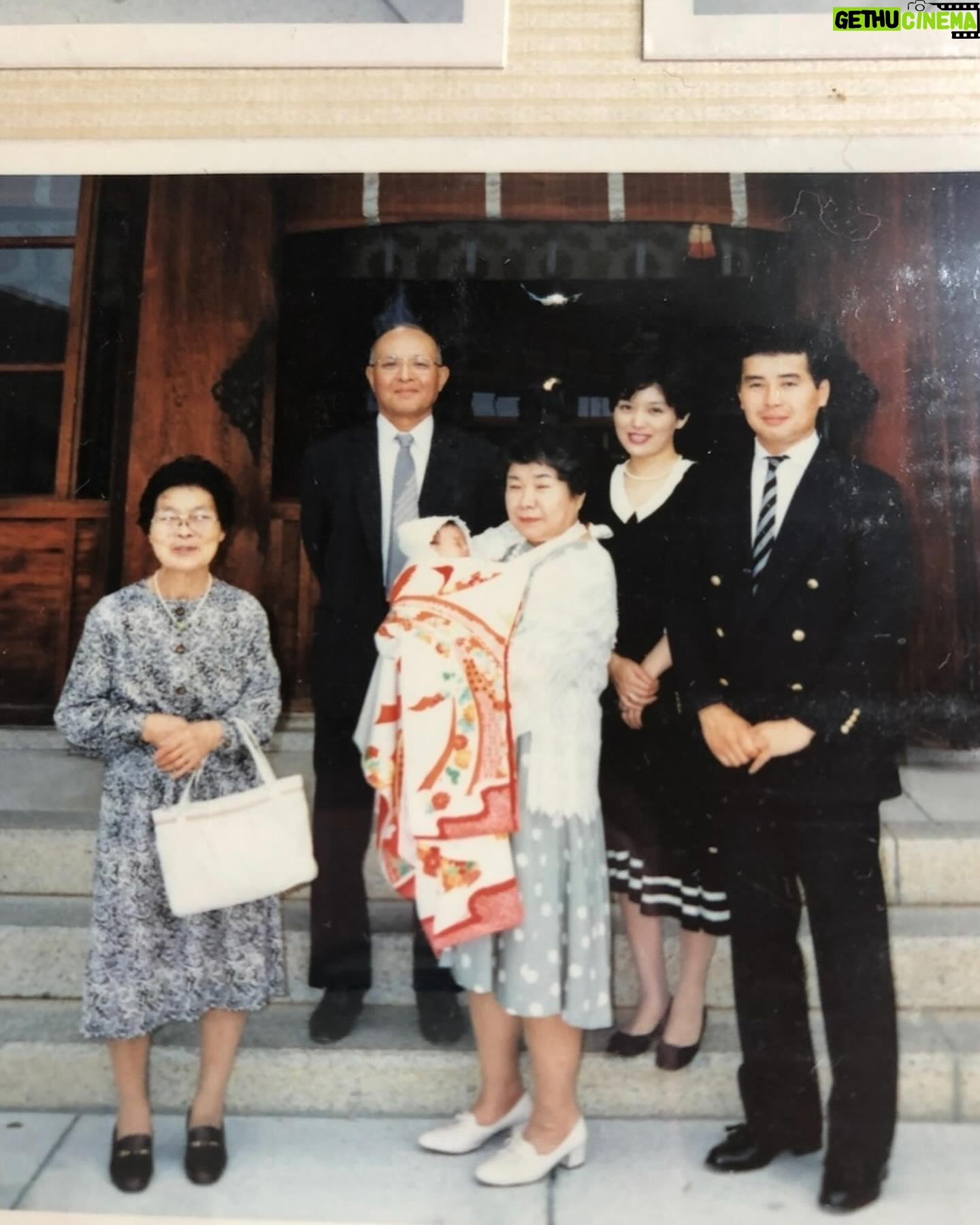 Manami Hashimoto - 12.5K Likes - お宮参り💓
この日もとても暑い日でしたが風もあって過ごしやすかったな。
産着は私が赤ちゃんの頃に祖母に作ってもらったもの。40年ぶりに実家から引っ張り出してきてもらいました🥰(よだれかけには40年前の私のよだれがついてました😅)
こんなに素敵な産着を作ってもらえて天国のおばあちゃんに感謝感謝🥹
健やかに育ちますように🥹
ご祈祷はご縁をいただいたご住職 @zyodoin にやっていただきました🥹とても貴重な時間でした(^ ^)
カメラマンさんはニューボーンフォトでもお世話なった @bebefoto2
今回もありがとうございました💓
