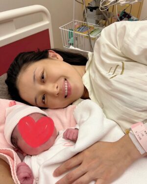 Manami Hashimoto Instagram - 先日、無事元気な女の子を出産しました🤱

そしてなんと！3600g超えの大きな女の子でした☺️
第一子に続きとても安産だったのですが、助産師さんからこの大きさを産めたのは誇らしく思っていいですよというお言葉をいただきました。笑
母子ともに退院して久しぶりの新生児育児に癒されています。
また体調をみてお仕事再開しますので、皆さんとお会いできる日を楽しみにしています🥰