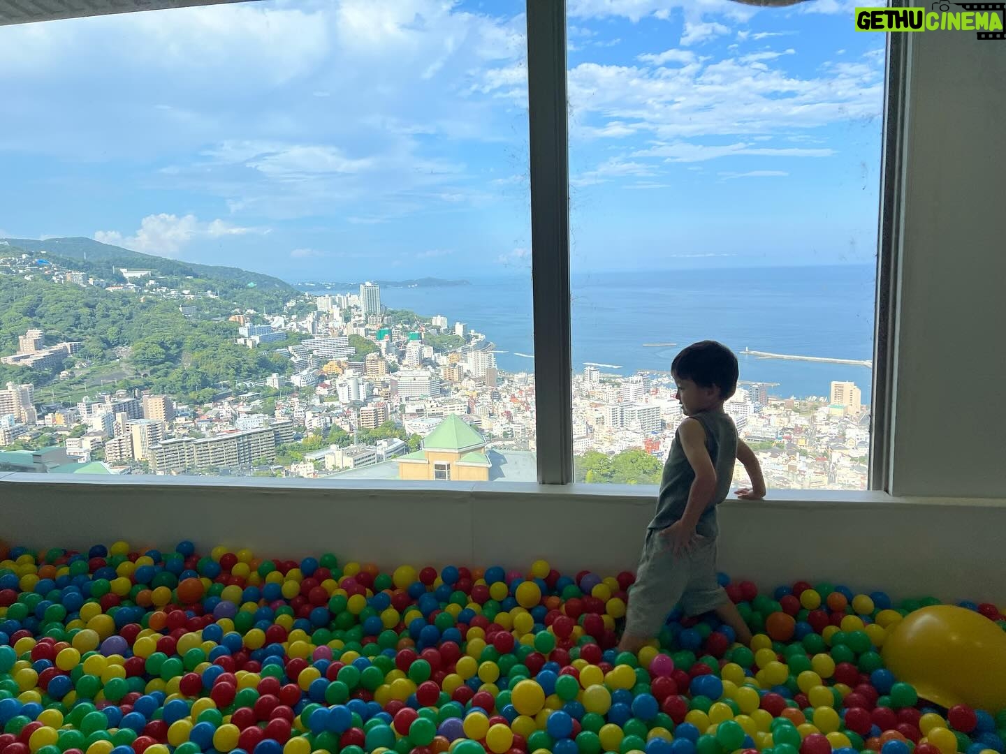 Manami Hashimoto - 6.1K Likes - 産後初めての近場旅行🚄
4歳と0歳連れの旅行は休まるどころか遊び相手と怪我しないかと心配ごとと、まだ赤ちゃんの夜中の授乳と慌ただしい2日間でした🤣
でも時間ごとに変わる熱海の景色に癒されて、ご飯も美味しいし温泉も入れたし、リフレッシュできました🥰
#リゾナーレ熱海 #温泉 #旅行 #子連れ