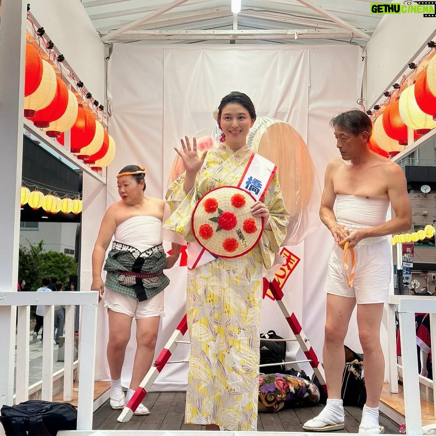 Manami Hashimoto - 6.1K Likes - 産後の初仕事😊
地元山形の大好きなお祭り 花笠祭りにゲストで参加させていただきました😊
産前にキャスティングの方から今回は出産後だから難しいよね?と連絡をいただいていたのですが、いや、ぜひ参加したいですと言って、、
しかし、なかなか娘が産まれてこなくて色々大丈夫か?と思いましたが家族の協力も得て無事終えることができました☺️
来年のお祭りの時はお子達ももう少し大きくなるのでゆっくり帰りたいなぁ💓
#花笠祭り #山形 #大好きなお祭り