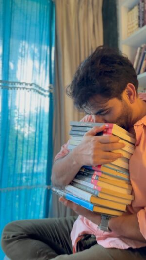 Manav Kaul Instagram - अपना सारा जिया (जैसा -काश जी सकता और जैसा कभी भी जीना नहीं था के बीच का सारा कुछ… काल्पनिक)… अपने शरीर के बाहर अगर दिखाई दे … तो उसका चित्र कुछ इस तरीक़े का होगा। 
मेरे पास पास मेरी तेरह किताबें और तीन translations हैं… (जो ज़ाहिर है मेरे पास होंगे ही) आपके पास कितनी हैं?