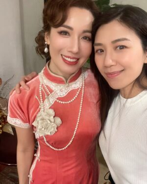 Mandy Wong Instagram - 當見到你在舞台上揮灑自如，沉浸在角色的世界，一口流利的普通話對白，就知道你下了很大苦功！真的一點都不容易，比您大大力的掌聲👏🏻👏🏻👏🏻 
加油，繼續Good Show，享受在台上的每一刻！💫✨
@selenaleelalee 

#向延安 
#上海東方藝術中心