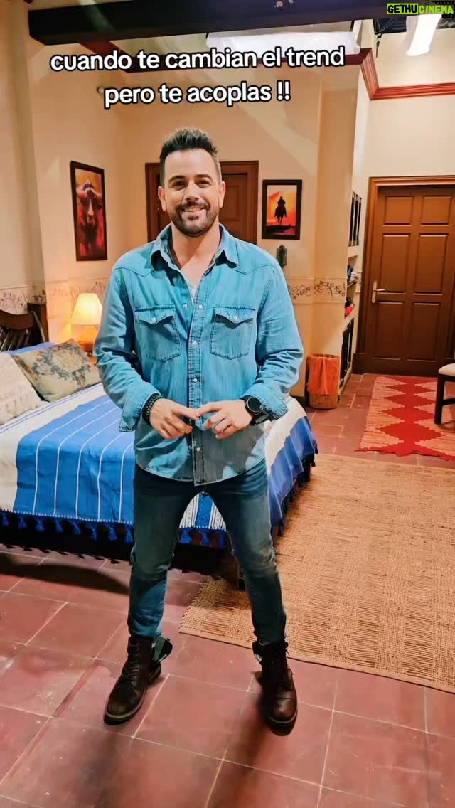 Mané de la Parra - 3K Likes - Cuando te sabes acoplas a lo que venga ! Y al final le agarras gusto jajaj !!
#manedelaparra #telenovelas #amoresquematan #laurapausini #humor #soycreador #tv #television #televisa #univision