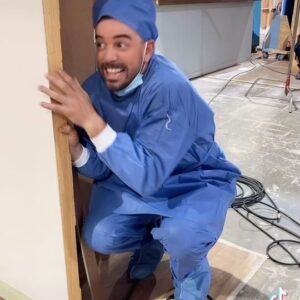 Mané de la Parra Instagram - Cada vez que voy a trabajar me escondo … (sígueme en TikTok ) @miamorsintiempo #humor #chiste #tv #tvnovelas #television #actor