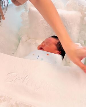 Maneerat Kam-Uan Instagram - Welcome to the world, Beluga!
ดีใจ อาแม่และอาหลานแข็งแรงมาก 👍🏻✨ 
น้ารอถักเปียน้า 👧🏻