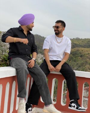 Maninder Buttar Instagram - 3 years of “Pani di Gal” 🤍  nd album #jugni ..!

@jasminbhasin2806 @mixsingh @robbysinghpadda @whitehillmusic .

@babbu11111  veera 🫡