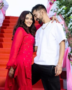 Maninder Buttar Instagram - 3 years of “Pani di Gal” 🤍  nd album #jugni ..!

@jasminbhasin2806 @mixsingh @robbysinghpadda @whitehillmusic .

@babbu11111  veera 🫡