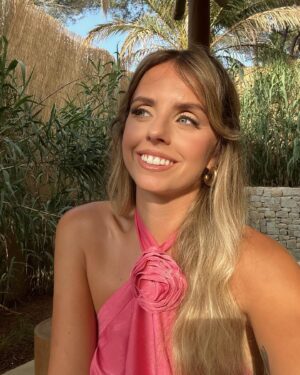 Manon Quadratus Instagram - Voilà mon look pour le mariage civil de ma sœur jumelle, j’ai encore du mal à réaliser qu’ @anaisquadratus est mariée 🥹 

Viva le sposi @thomasmezza7 & @anaisquadratus 💒🤍 

La dernière vidéo c’est du grand moi ptdr, il fallait bien que j’en fasse une 😂 

#ootd #ootdfashion #look #lookoftheday #mariage #