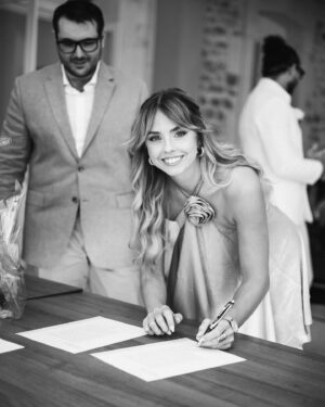 Manon Quadratus Instagram - Être le témoin de sa sœur jumelle et de leur amour @anaisquadratus & @thomasmezza7 🩷 

Vous préférez quelle photo ? 😍

Recap en photo de ce moment fort en émotion. Spoiler alert: J’ai pleuré 🥹 

#wedding #weddingday #ootd #ootdfashion #look #lookoftheday