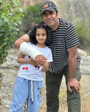 Manouchehr Hadi Instagram - گوشگله پیدر
در سخت ترین روزها و لحظات ، یاد زیباترین هدیه خدا، انتهای آرامشه.
هدیه زیبای شما کیست؟