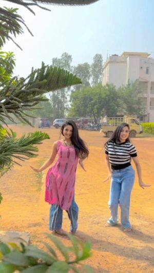 Manshi Pal Instagram - Dreamum wakeupum💃💃
.
.
.
.
#instagram #instadaily #reelsinstagram #reelitfeelit #dance #dancemoves #bollywoodsongs #trendingreels #dreamumwakeupum