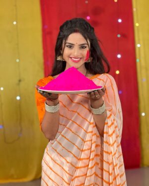 Manshi Pal Instagram - Pink - the colour of caring and compassion 💕💕💕💕💕happy holi